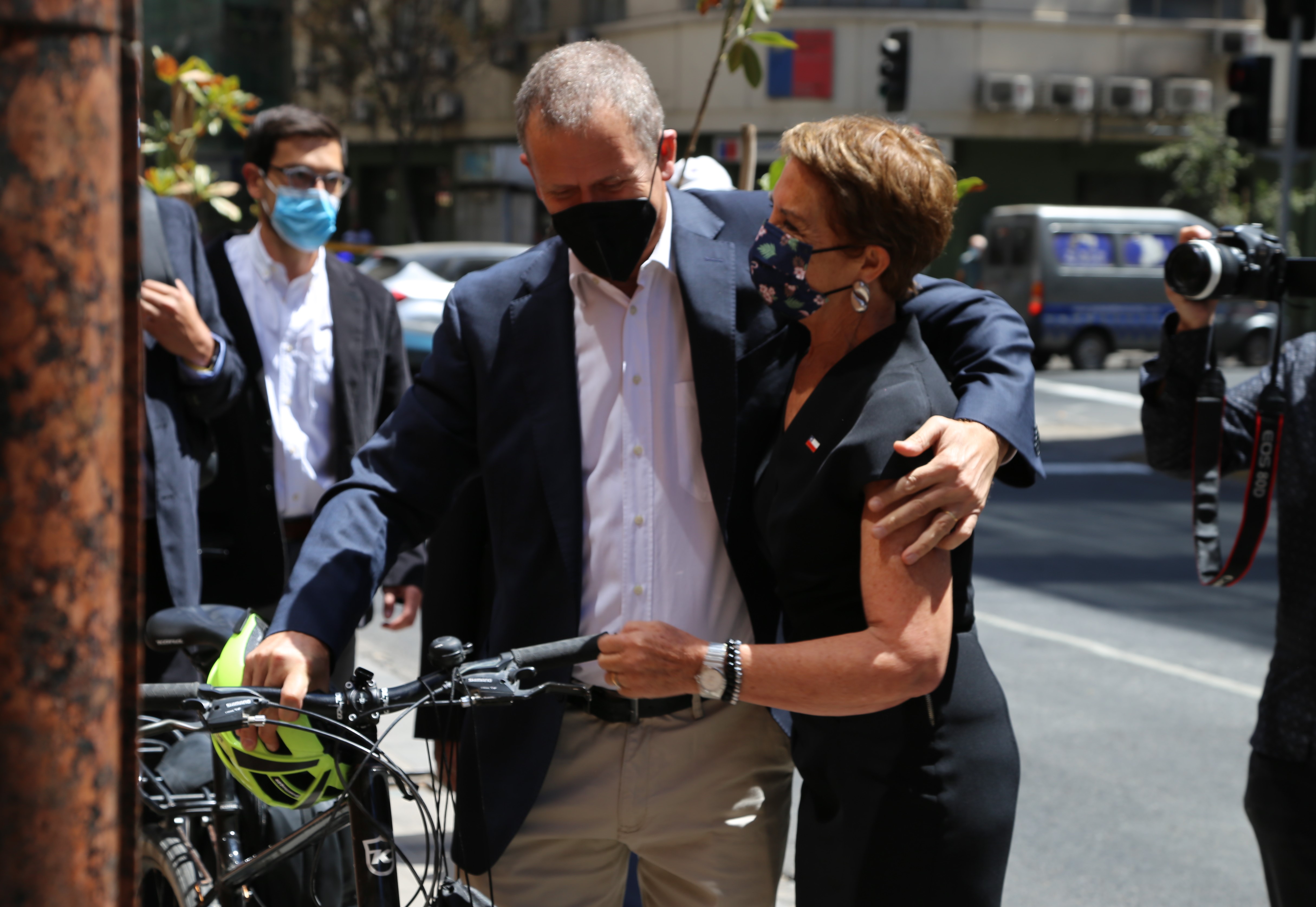 Ministra Gloria Hutt saludando a quien la suceder谩 en el cargo, Juan Carlos Mu帽oz